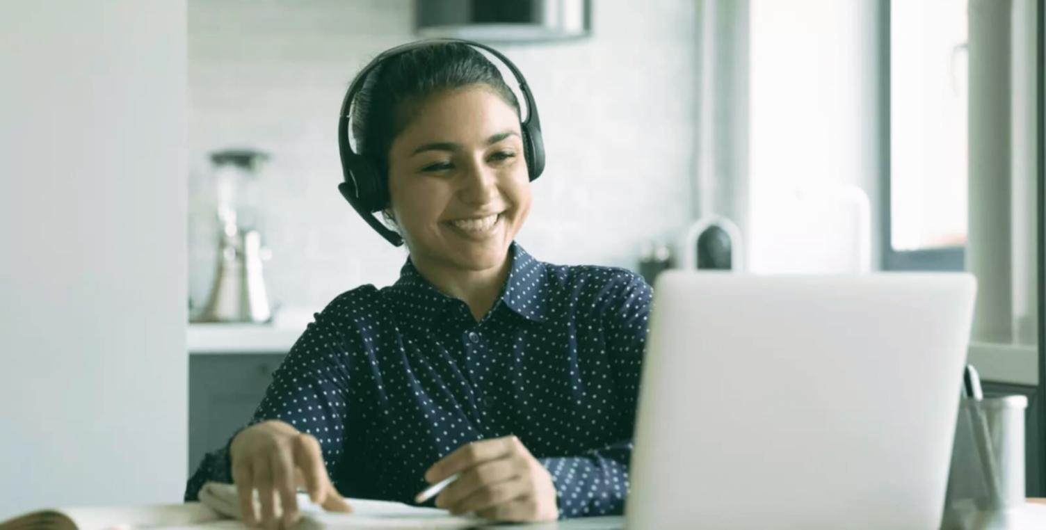 Participantes trabajando en ejercicios prácticos de influencia